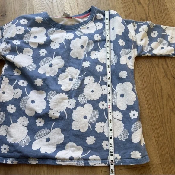 🏦 Boden Blue and White Floral 3/4 Sleeve Sweatshirt Weight Top - Picture 3 of 7